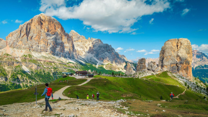Montañas de los Dolomitas con turistas paseando