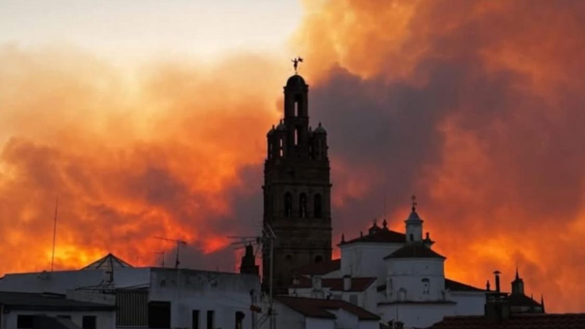 El incendio en el término municipal de Llerena preocupa