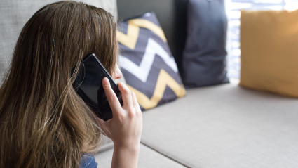 Una mujer hablando por teléfono