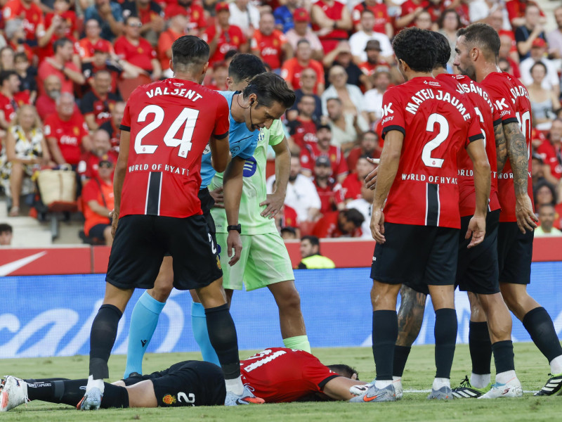 El defensa del Mallorca Antonio Raíllo tendido en el suelo (durante el gol que marca Ferrán Torres) en el partido de la primera jornada de LaLiga que RCD Mallorca y FC Barcelona disputan hoy sábado en el estadio de Son Moix. EFE/ Cati Cladera