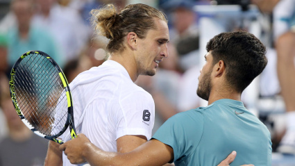 Alcaraz abraza a Zverev tras el partido entre ambos.