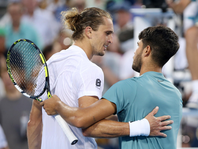Alcaraz abraza a Zverev tras el partido entre ambos.