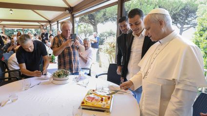 Papa León almuerza con pobres de Castel Gandolfo