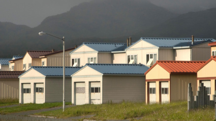 Casas abandonadas en la base naval en la Isla de Adak, Alaska.