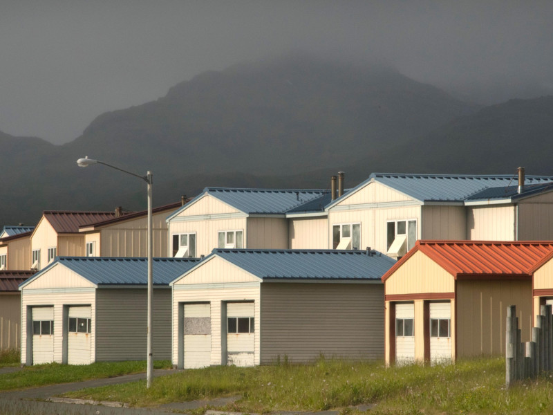 Casas abandonadas en la base naval en la Isla de Adak, Alaska.