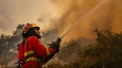 Militares de la UME sofocando los incendios