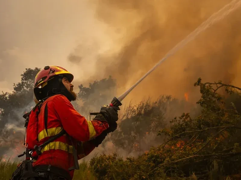 Militares de la UME sofocando los incendios