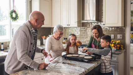 Familia cocinando