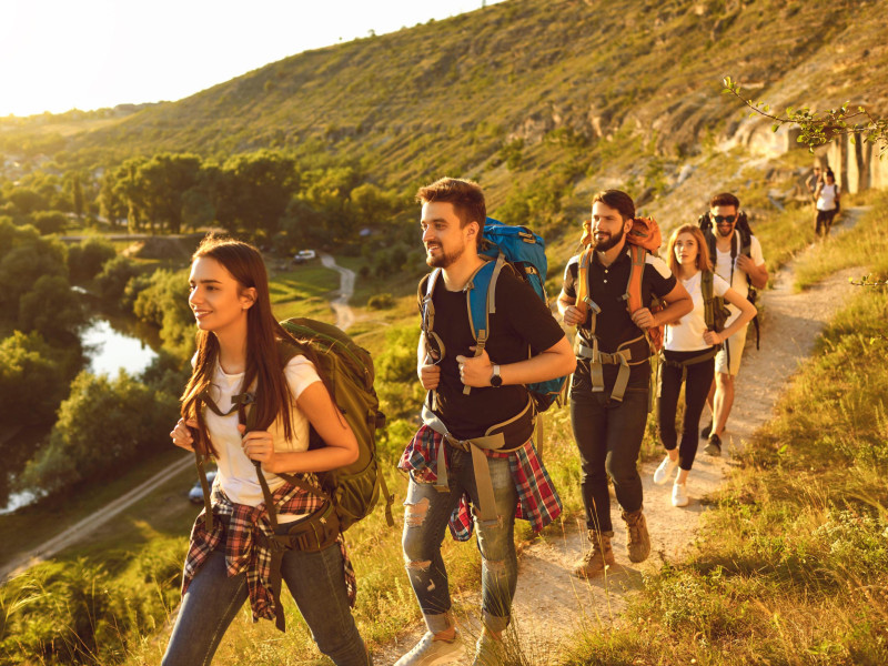 Grupo de personas caminando por la montaña