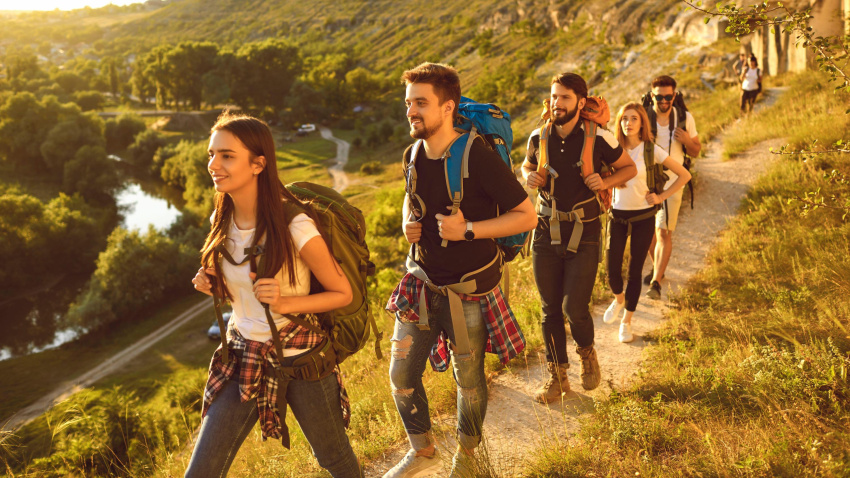 Grupo de personas caminando por la montaña
