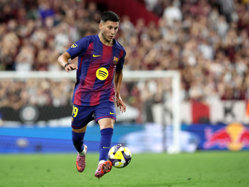 El extremo del Barcelona Roony Bardghji en acción este domingo, durante el partido amistoso que disputan el Vissel Kobe y el FC Barcelona, en el Noevir Stadium Kobe (Japón).