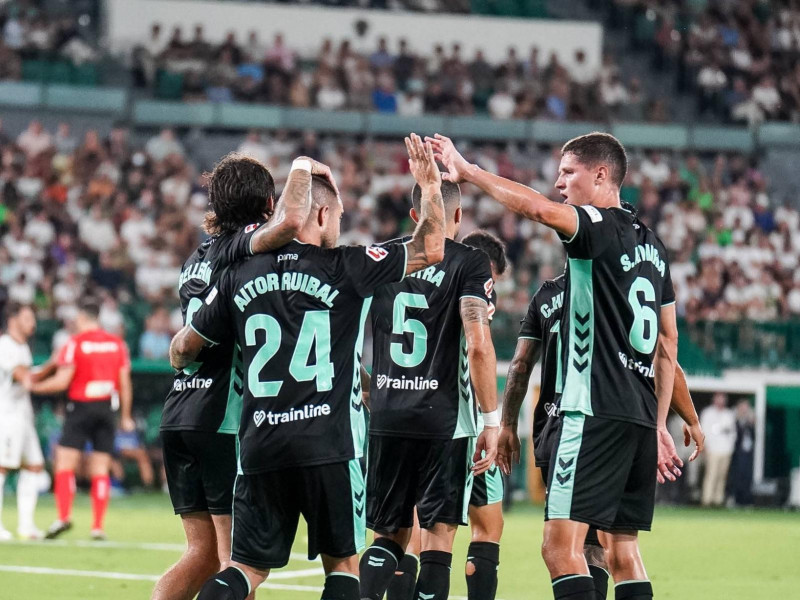 El Betis celebrando el gol de Aitor Ruibal