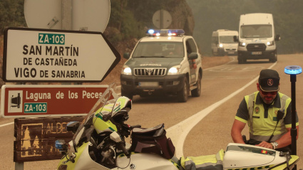 Agentes de la Guardia Civil en las inmediaciones de Cerdillo, una de las localidades sanabresas que están siendo desalojadas por el incendio de Porto
