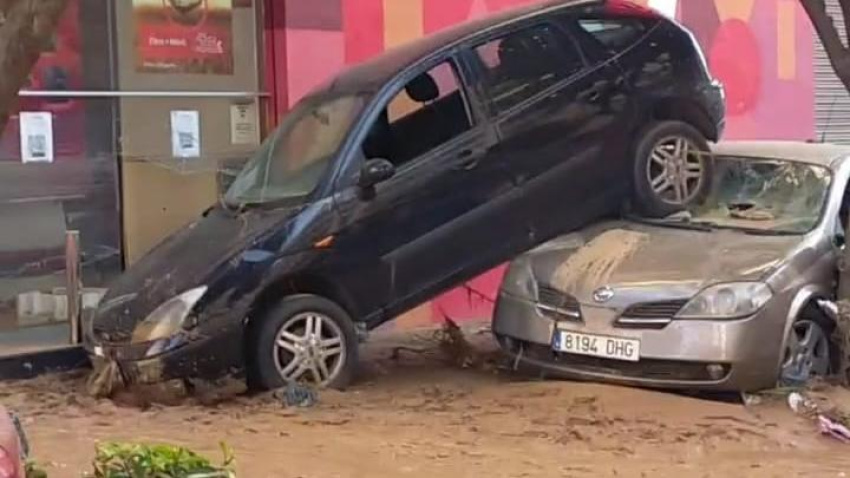 Imagen de coches en la DANA.