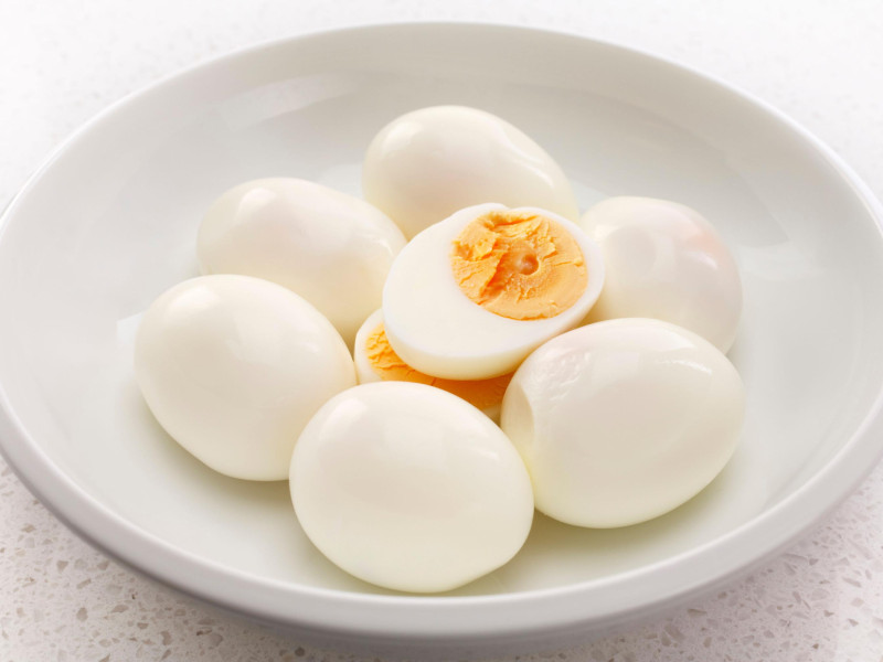 Siete huevos duros en un bol