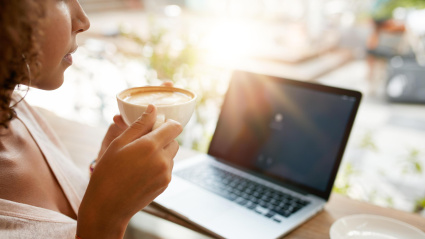 Mujer bebiendo café