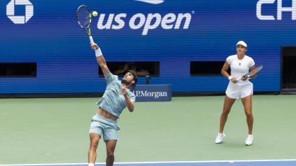 Carlos Alcaraz de España (izquierda) y Emma Raducanu de Reino Unido (derecha) en acción durante su partido de dobles mixto contra Jack Draper de Reino Unido y Jessica Pegula de EE. UU. en el Abierto de Estados Unidos en Flushing Meadows, Nueva York, EE. UU., 19 de agosto de 2025.