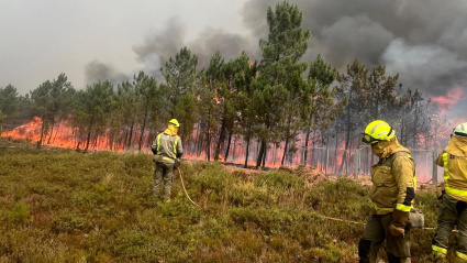 Un bombero ante el incendio forestal de Larouco (Ourense)