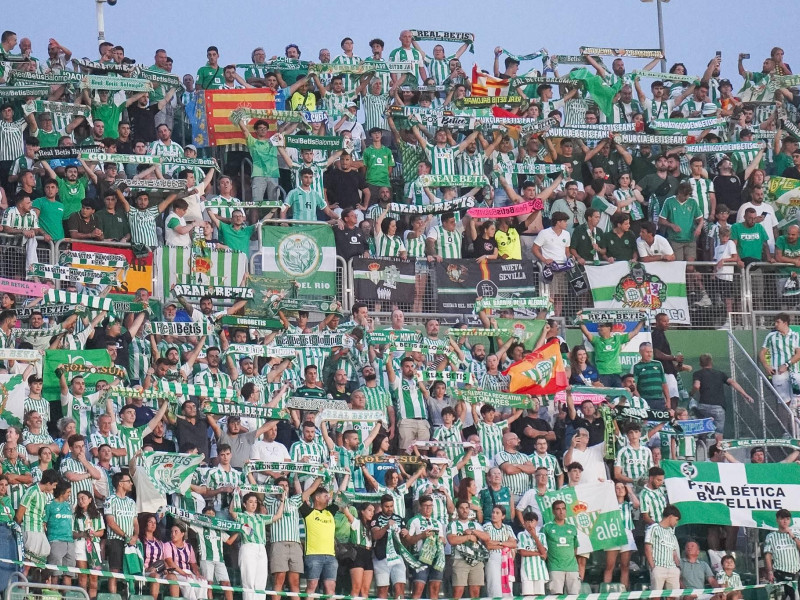 Aficionados del Betis en el Martínez Valero en la primera jornada de LaLiga.
