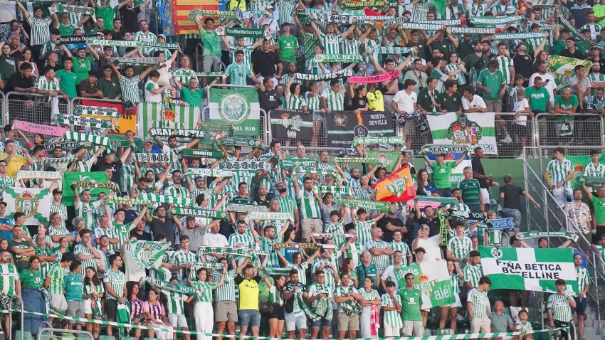 Aficionados del Betis en el Martínez Valero en la primera jornada de LaLiga.