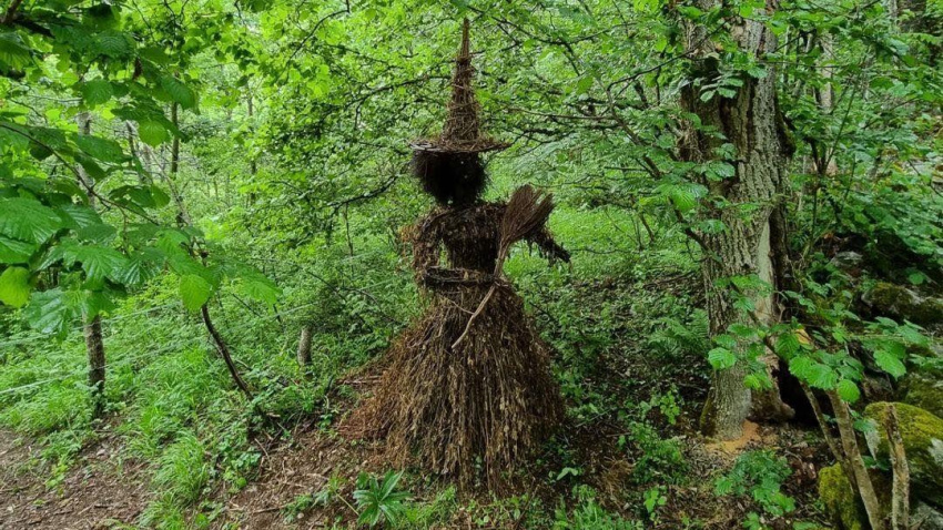 En varios bosques catalanes se encuentran representaciones de brujas