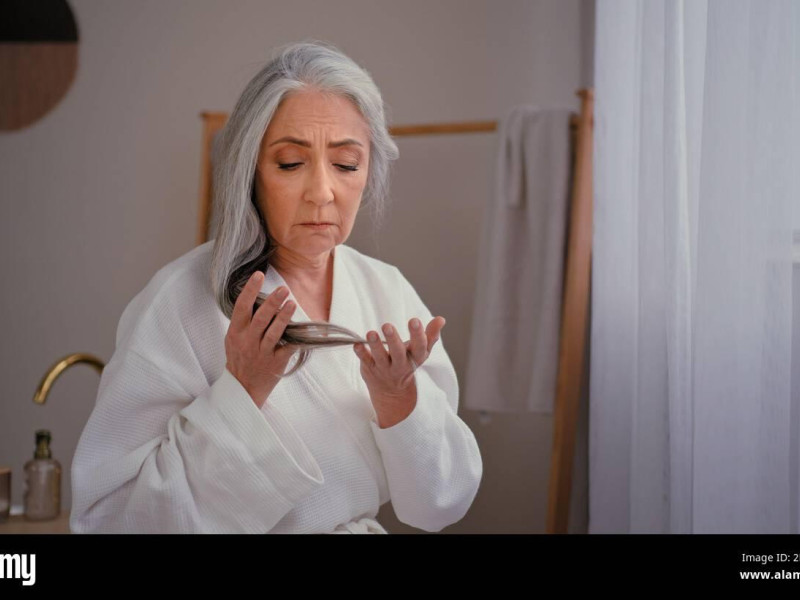 Mujer luciendo canas