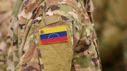Soldado de Venezuela con la bandera bordada