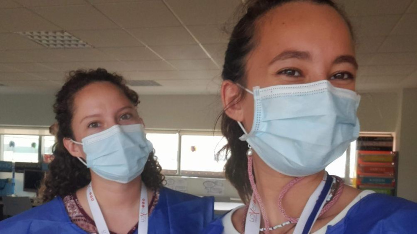 Lucia junto a una compañera un día de voluntariado.