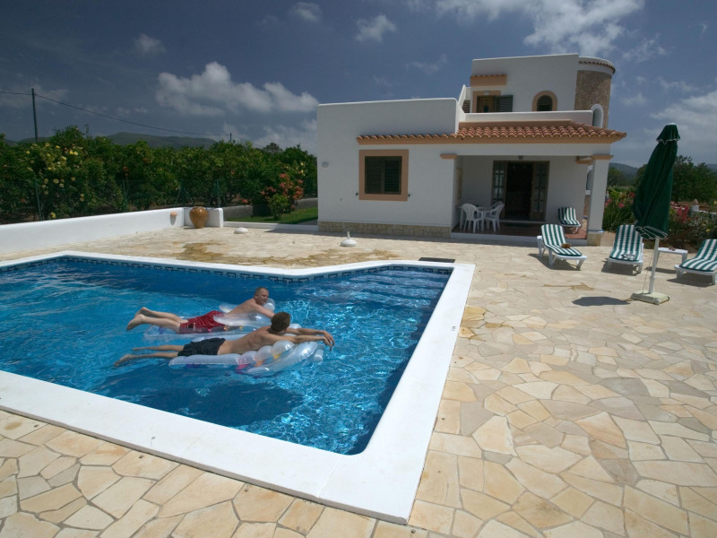 Personas bañándose en una piscina en Ibiza