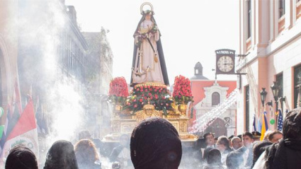La imagen de Santa Rosa de Lima procesiona por las calles de Perú