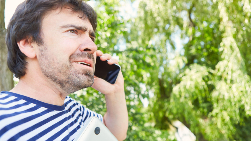 Un hombre llamando por WhatsApp