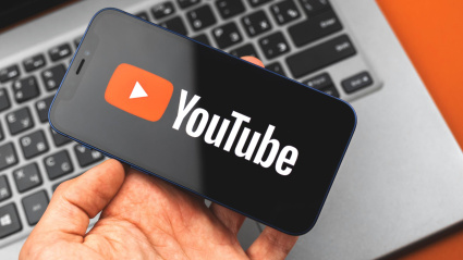 Un hombre utilizando YouTube en su teléfono móvil