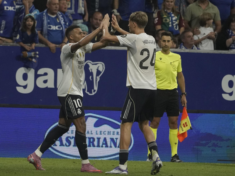 Mbappé y Huijsen se chocan las manos tras un gol