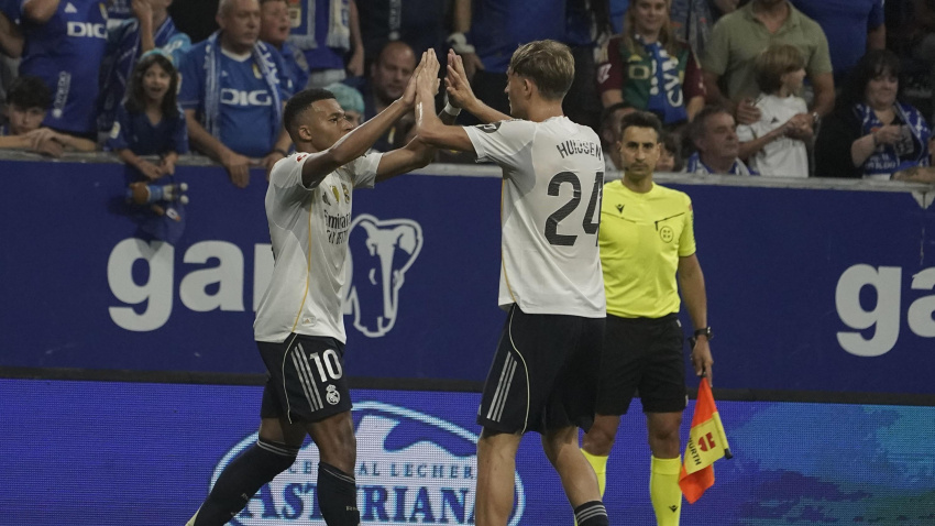 Mbappé y Huijsen se chocan las manos tras un gol