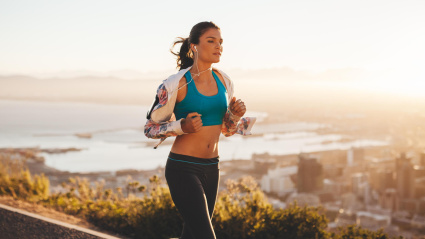 Una mujer corriendo