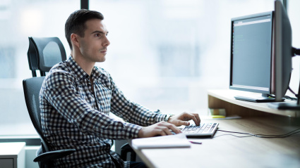 Un chico joven trabajando en la oficina