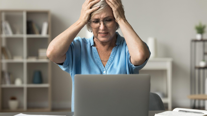 Una mujer se da cuenta de que no se acuerda de su contraseña