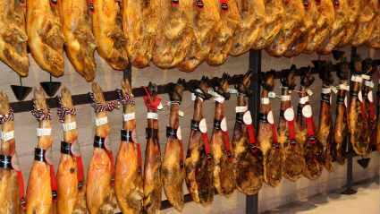 El lanzamiento de jamón es ya un clásico de las fiestas de Carrascosa