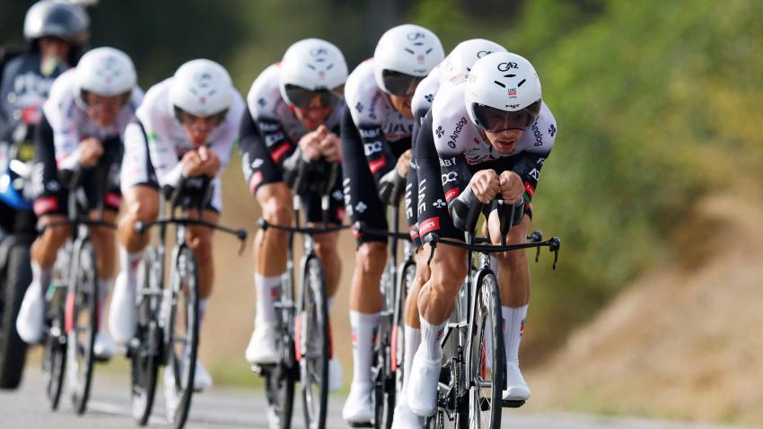 Los ciclistas del equipo UAE durante la crono por equipos