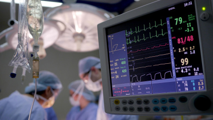 Monitor cardíaco en una sala de emergencias de un hospital
