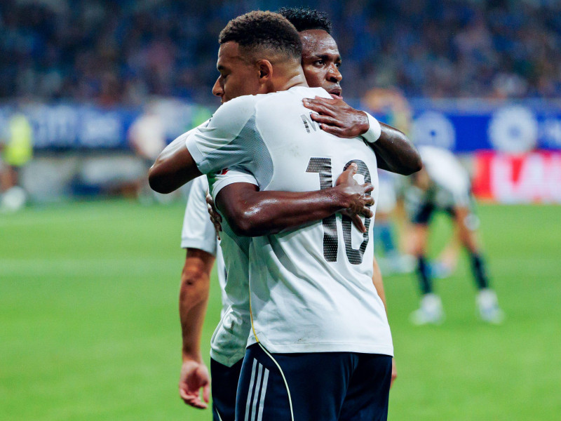 Kylian Mbappé y Vinicius Junior (Real Madrid) celebrando un gol durante el partido de LaLiga EA SPORTS entre los equipos Real Oviedo y Real Madrid FC en el Estadio Carlos Tartiere.