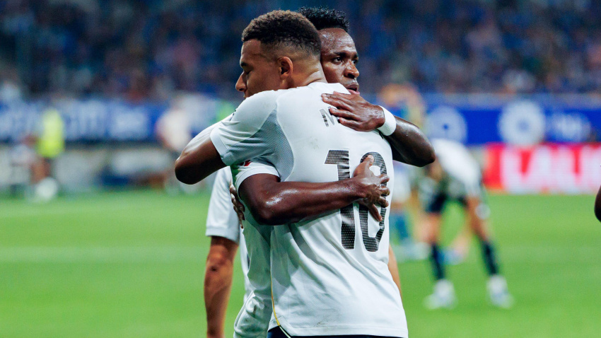 Kylian Mbappé y Vinicius Junior (Real Madrid) celebrando un gol durante el partido de LaLiga EA SPORTS entre los equipos Real Oviedo y Real Madrid FC en el Estadio Carlos Tartiere.