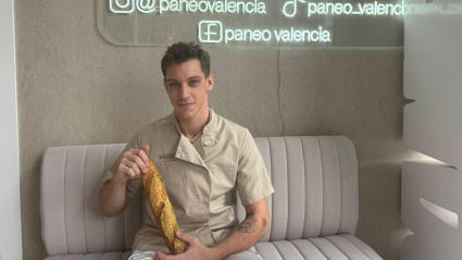 Louis, panadero que elabora el pan con sabor a paella.