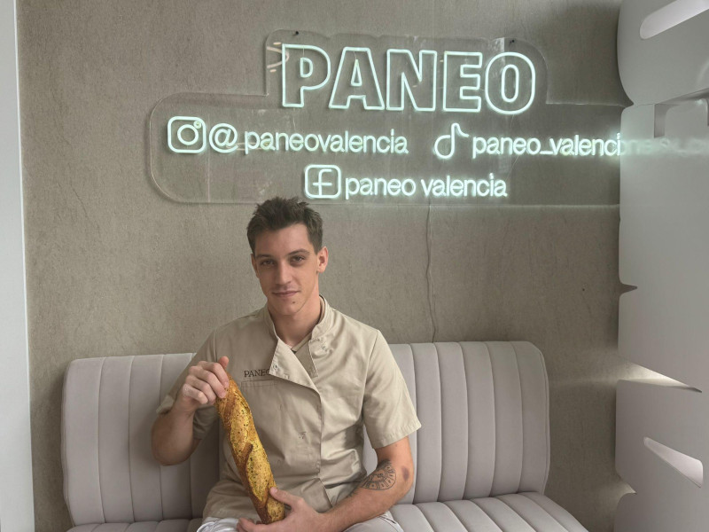 Louis, panadero que elabora el pan con sabor a paella.