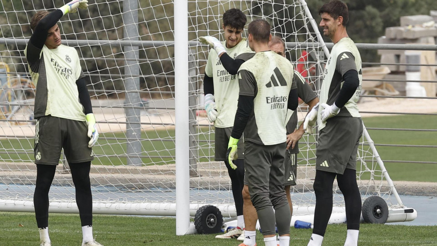 Los porteros del real Madrid liderados por Thibaut Courtois, durante el entrenamiento del equipo este lunes en Valdebeba.