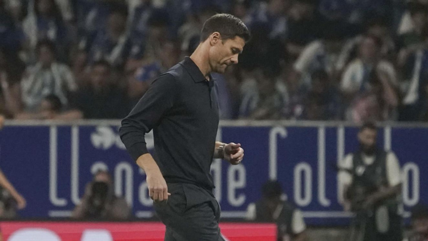 El entrenador del Real Madrid, Xabi Alonso, durante el partido de LaLiga de fútbol que Real Oviedo y Real Madrid