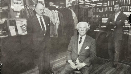 Jorge Riande, al fondo, junto a su padre y abuelo en una foto histórica