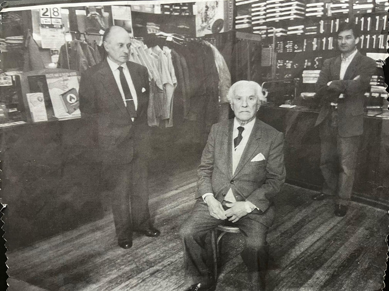 Jorge Riande, al fondo, junto a su padre y abuelo en una foto histórica
