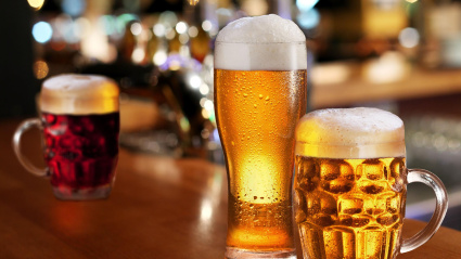 Tres cervezas servidas en la barra de un bar