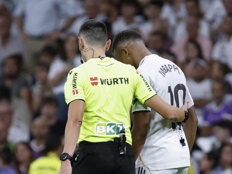 Mbappé, hablando con Sánchez Martínez, durante el Real Madrid-Mallorca